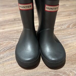 Hunter boots youth rain boots in black, size US 7B/8G